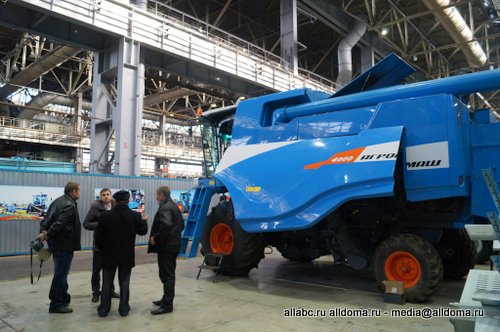 Представители сельхозпредприятий Самарской области посетили площадку сборки комбайнов и тракторов АГРОМАШ.