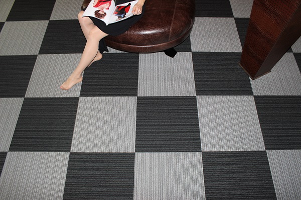 Среди интересных решений выделим ковровую плитку для пола. 