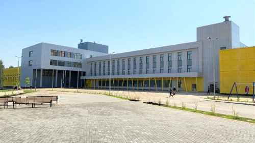 Завершается строительство школы на 1100 мест в микрорайоне Рекинцо-2 Солнечногорска. Строительная готовность объекта — более 98 процентов. Об этом сообщает пресс-служба Министерства строительного комплекса Московской области.
