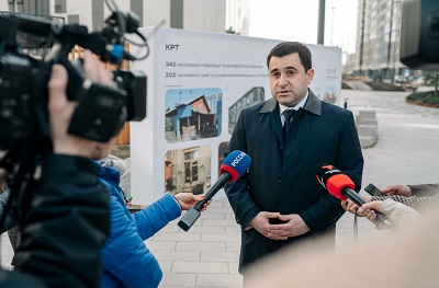 С рабочим визитом заместитель Министра строительства и жилищно-коммунального хозяйства Российской Федерации Никита Стасишин посетил строительные площадки и жилые объекты Тюмени.