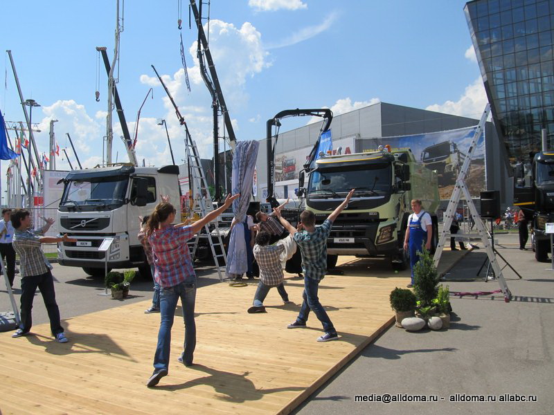 4 июня в выставочном центре «Крокус Экспо» (66-й км МКАД) состоялся пресс-брифинг компании Volvo Trucks Россия, прошедший в рамках 14-ой международной выставки «Строительная техника и технологии».