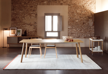 Валенсийская студия Culdesac сделала для производителя современной дизайнерской мебели Punt Mobles новый стол Transalpina.