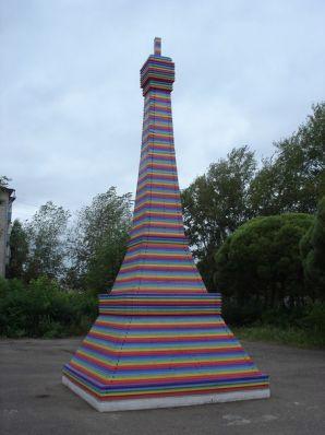 Фанере «СВЕЗА» поставили памятник - в Пермском крае открылся уникальный арт-объект «Фанера над Парижем».