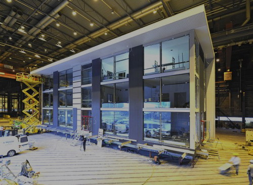Финская архитектурно-строительная компания только что закончила строительство и успешно установила первый в мире мобильный многоквартирный жилой дом. Это трехэтажное здание со стальным каркасом имеет довольно внушительные для мобильного сооружения размеры – 32,4 метра в длину и 12 метров в высоту, при этом оно весит всего 485017 фунтов (218257 кг).