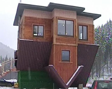 Необычные перевернутые дома - это способ привлечения туристов к региону. Теперь такой дом есть и в Украине.    