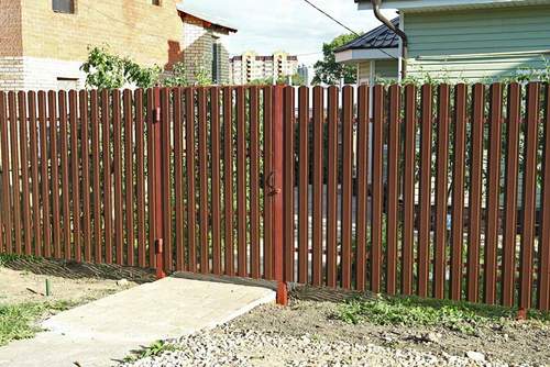 Эксперты рассказали, по какому принципу лучше выбрать забор для дачи!