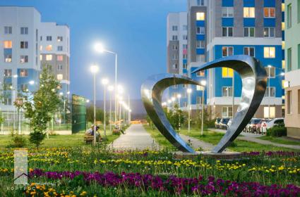 В качестве примера проекта, при возведении которого компания активно сотрудничала с местными властями, можно привести «Академический» район Екатеринбурга. 