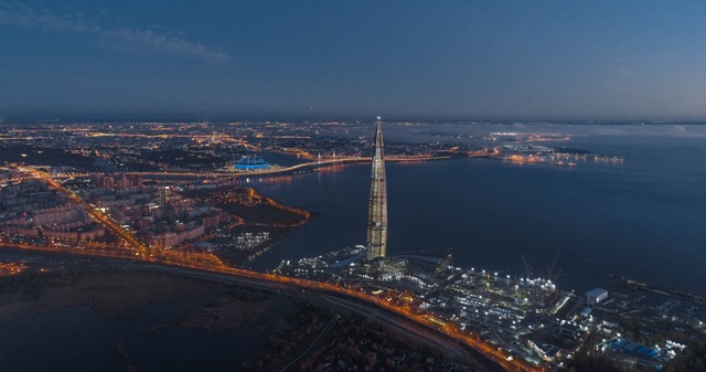 Проект превосходных степеней: башня «Лахта Центра» в Санкт-Петербурге пронзает небо как хрустальная игла.