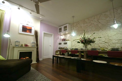 Дизайнер Валентина Соколова придумала, как из проходной комнаты сделать уютную гостиную, разделенную на две зоны: просторную столовую и интимную каминную.